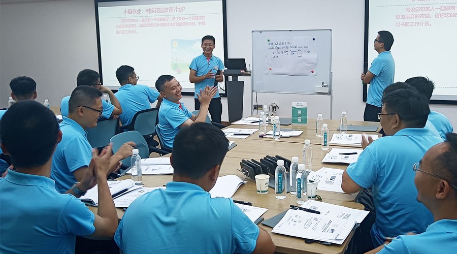 OETY欧亿学员们在课上进行小组作业课堂展示